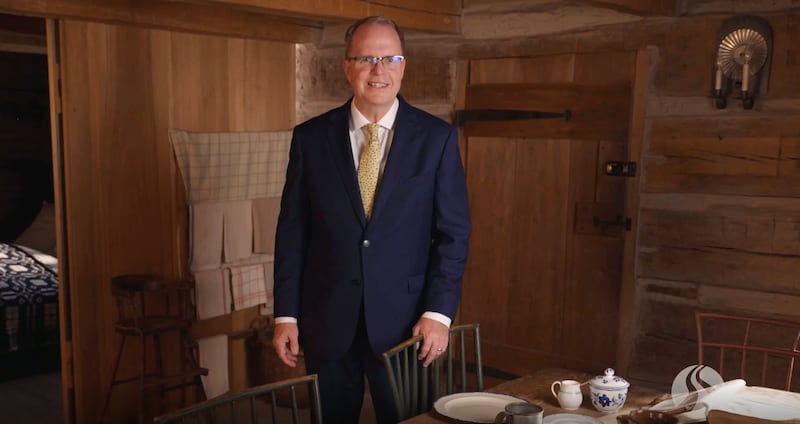 El presidente de BYU–Pathway Worldwide, Brian K. Ashton, habla a los estudiantes desde la Granja de la Familia Smith en Palmyra, Nueva York, durante una transmisión devocional el viernes, 4 de septiembre de 2026.