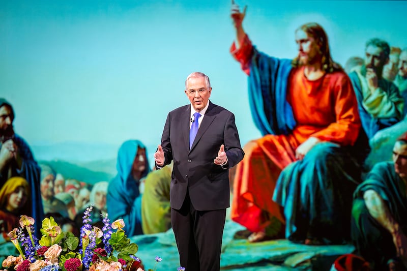 El élder Neil L. Andersen, del Cuórum de los Doce Apóstoles, habla durante un devocional realizado en el Tabernáculo de Salt Lake y transmitido a los instructores del Sistema Educativo de la Iglesia de todo el mundo el domingo, 11 de junio de 2023.