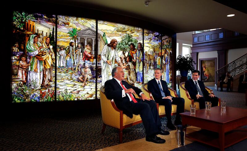 El élder Ronald A. Rasband, a la izquierda, y el élder David A. Bednar del Cuórum de los Doce Apóstoles, junto con el élder Massimo De Feo, un setenta autoridad general, participan en una conferencia de prensa en el Centro de Visitantes del Templo de Roma de La Iglesia de Jesucristo de los Santos de los Últimos Días, el lunes, 14 de enero de 2019.