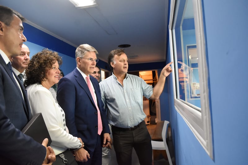 El obispo Sean Douglas, segundo consejero del Obispado Presidente, segundo desde la derecha, recorre las instalaciones después de que la Iglesia donara equipos médicos a un hospital en Belén de Escobar, provincia de Buenos Aires, Argentina, el 14 de febrero de 2026.