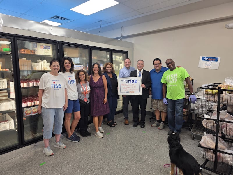 Los líderes de operaciones de los Santos de los Últimos Días y Rise Pantry se reúnen en Hightstown, Nueva Jersey, después de una donación de alimentos de la Iglesia el 25 de agosto de 2025.
