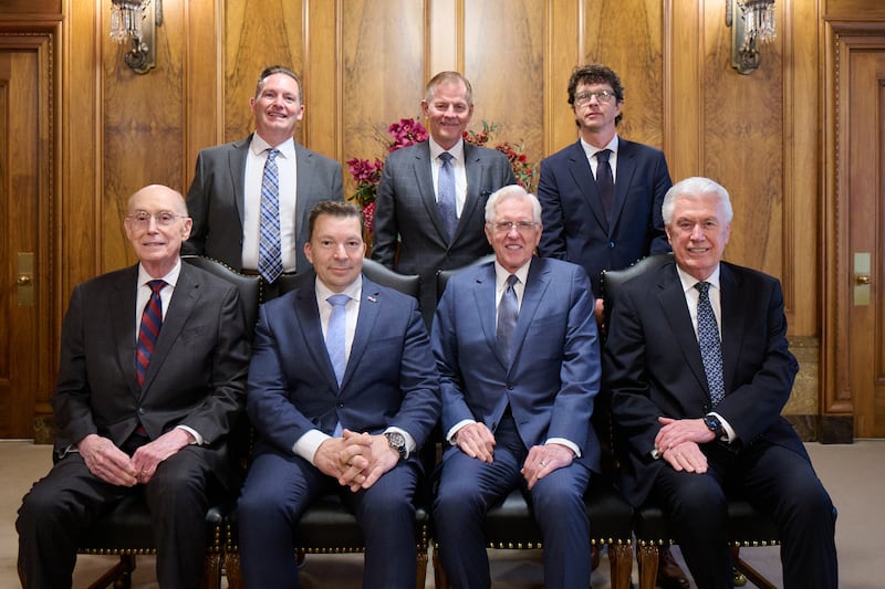 Líderes de la Iglesia y representantes de la República Checa posan para una foto.