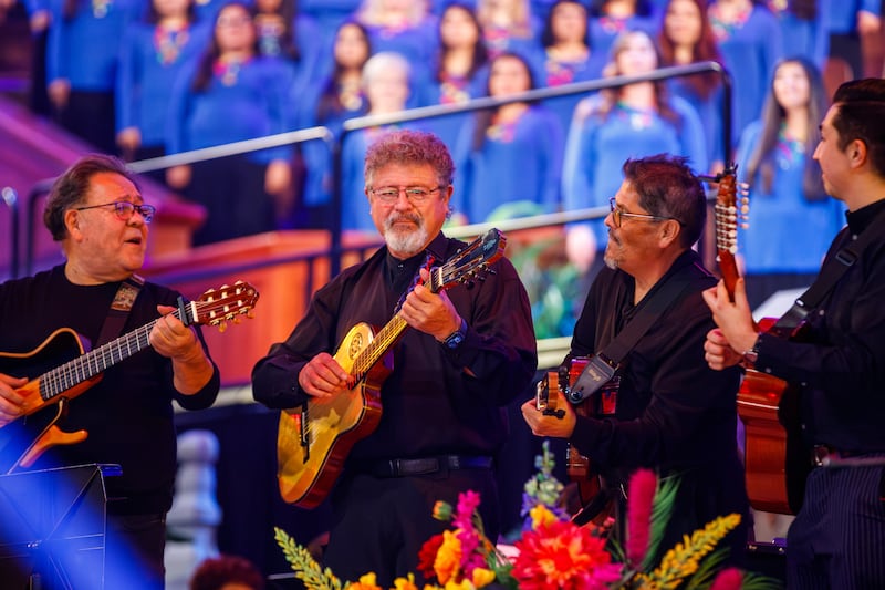 Músicos tocan música de Latinoamérica durante un ensayo general para "Luz de las Naciones" en Salt Lake City, Utah, el 3 de noviembre de 2025.