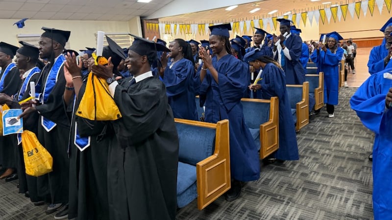 Los participantes y graduados se ponen de pie para animar concluyendo la ceremonia de finalización de BYU Pathway en Nairobi, Kenia. 25 de abril de 2026.