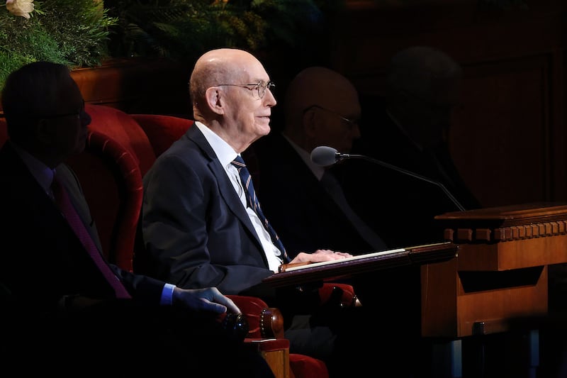 El presidente Henry B. Eyring, primer consejero de la Primera Presidencia, habla durante la sesión del sábado por la mañana de la 196ª Conferencia General Anual de La Iglesia de Jesucristo de los Santos de los Últimos Días en el Centro de Conferencias en Salt Lake City, el 4 de abril de 2026.