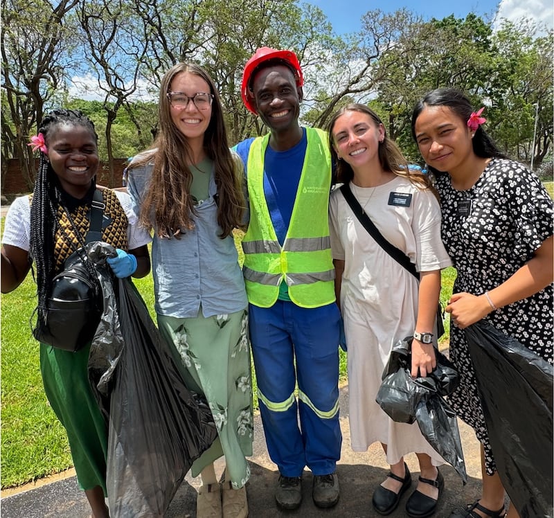 Kilford Shereni hace una pausa en su trabajo en los terrenos del Templo de Harare, Zimbabue, para unirse a las hermanas misioneras que recogen basura.