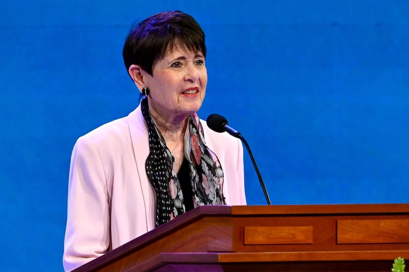 La hermana Susan Bednar habla durante la sesión de clausura de la Conferencia de Mujeres de BYU el viernes, 1 de mayo de 2026, en Provo, Utah.