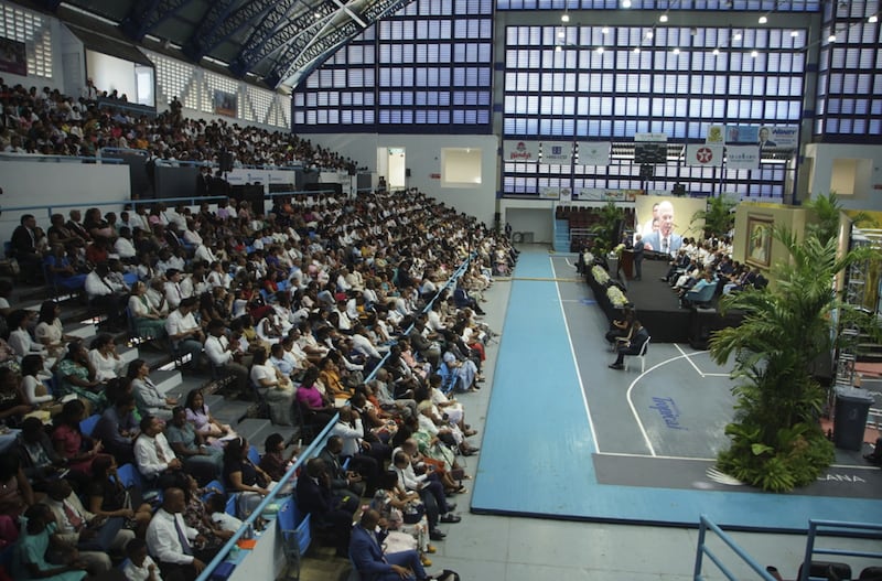 El élder Ronald A. Rasband, del Cuórum de los Doce Apóstoles, habla en una conferencia especial en la República Dominicana el 25 de abril de 2026.