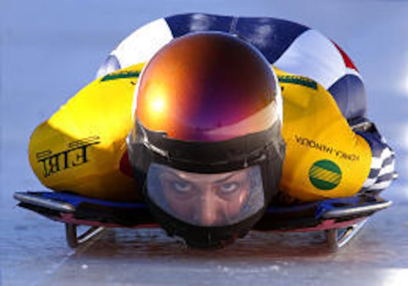 Noelle Pikus Pace compite en skeleton y observa la pista en los Campeonatos Mundiales de 2005.