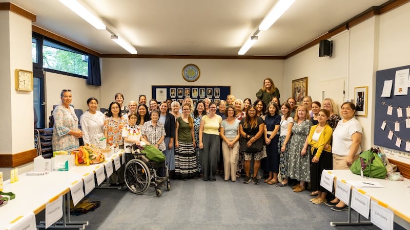 Mujeres de congregaciones locales en Viena, Austria y sus alrededores se reúnen después de preparar kits de higiene y paquetes de aliento para los albergues de Caritas Austria el 1 de septiembre de 2026.