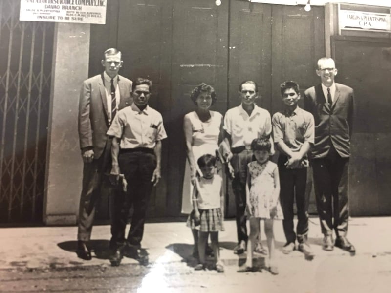Cipriano Mumar y su familia se toman una foto el día de su bautismo, el 29 de junio de 1968, en Davao City, Filipinas, con el élder Lorenzo Bott y el élder Bruce Stone.