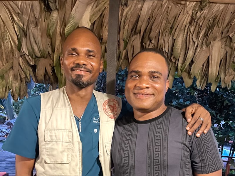 Adolphus Togbah, a la izquierda, está de pie con Konrad Barjuah. Los dos hermanos de Liberia traen atención médica, educación y esperanza a las comunidades vulnerables en todo el país.