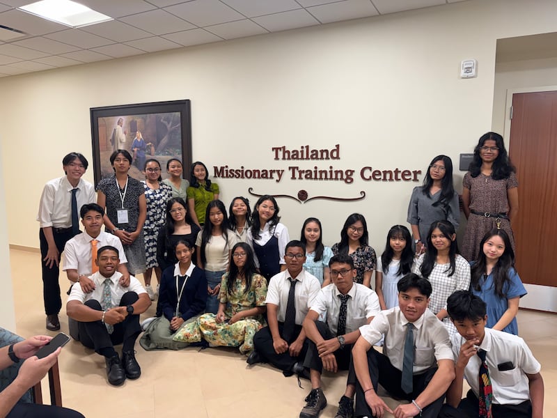 Jóvenes de Indonesia posan para una foto mientras reciben un recorrido por el Centro de Capacitación Misional de Tailandia en el sitio del Templo de Bangkok, Tailandia, el 17 de diciembre de 2025.