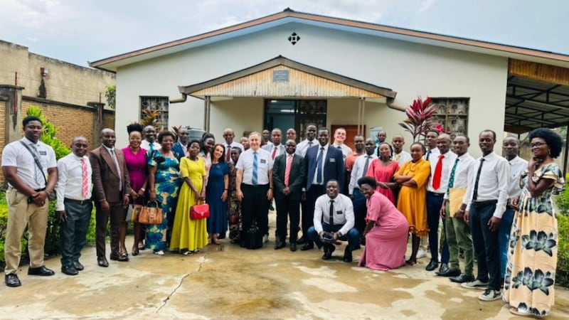 Los misioneros y los miembros de la Iglesia se reúnen frente al Centro de Distrito de Bujumbura, Burundi, el 16 de abril de 2026.