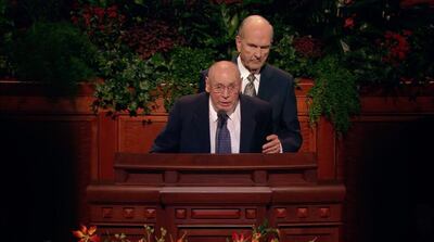 Durante la sesión del sábado por la tarde de la conferencia general de octubre de 2007, el élder Joseph B. Wirthlin es asistido por el entonces élder Russell M. Nelson, ambos del Cuórum de los Doce Apóstoles, para que el élder Wirthlin pueda terminar su discurso.