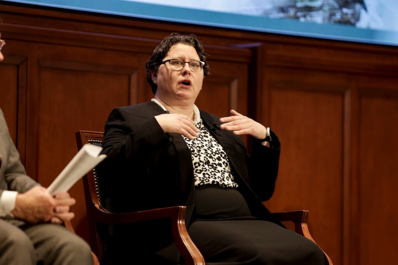 Elizabeth A. Clark, directora asociada del Centro Internacional de Estudios de Derecho y Religión de BYU, habla en la sección del panel durante el Simposio de Historia de la Iglesia en el Edificio de Oficinas de la Iglesia.