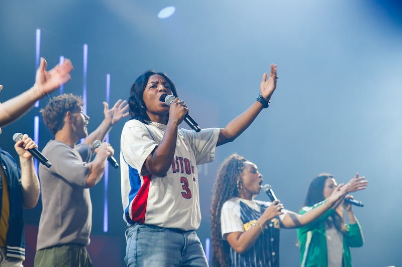 El grupo de artistas nominado a los Billboard, Special guest the King will come, actúa en la Conferencia de Adultos Jóvenes del Área de Utah de 2026 en el Centro de Convenciones Salt Palace en Salt Lake City el viernes, 14 de agosto de 2026.