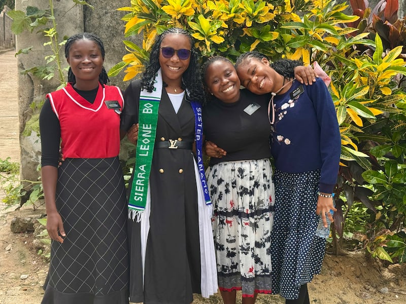 Cuatro hermanas misioneras se toman una fotografía juntas en la Misión Bo de Sierra Leona, el 26 de mayo de 2026.