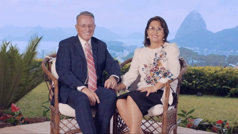 El élder Ulisses Soares, del Cuórum de los Doce Apóstoles, y su esposa, la hermana Rosana Soares, durante un segmento de la transmisión del Día de Descubrimiento Familiar que se filmó en Río de Janeiro, Brasil. Se transmitió el sábado, 5 de marzo de 2022.