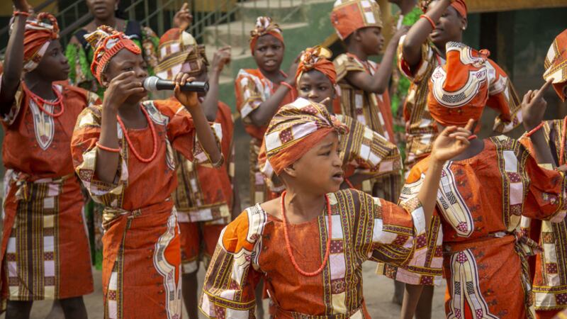 El grupo cultural de la escuela primaria y guardería de la iglesia africana Ebenezer baila durante la ceremonia de entrega de un nuevo edificio escolar el 1 de febrero de 2022 en Abeokuta, Nigeria. Las aulas se construyeron con la ayuda de Latter-day Saint Charities.