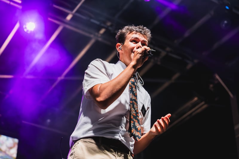 El élder Blake Walker canta en el escenario del Festival de Música Juvenil de Las Vegas en UNLV el sábado 17 de octubre de 2026.
