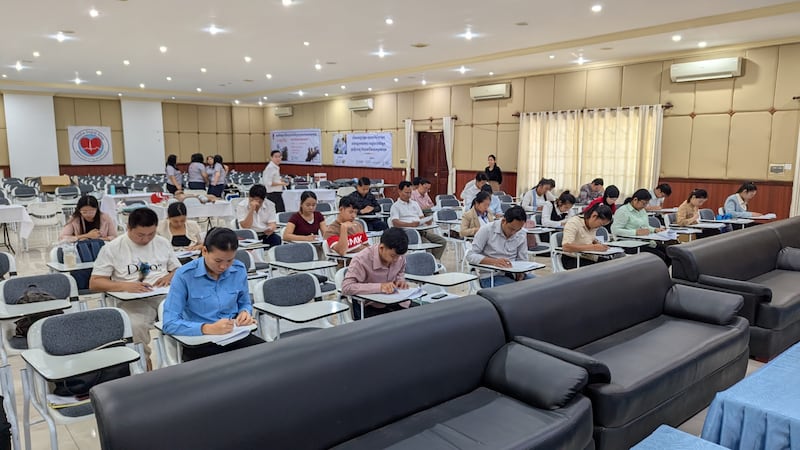 Estudiantes de medicina de emergencia completan exámenes escritos en el Hospital Provincial de Kampong Cham para ser certificados en Kampong Cham, Camboya, del 24 al 27 de marzo de 2025. Las certificaciones fueron financiadas por la Iglesia, en colaboración con el Ministerio de Salud de Camboya y el Departamento de Salud Provincial de Kampong Cham.