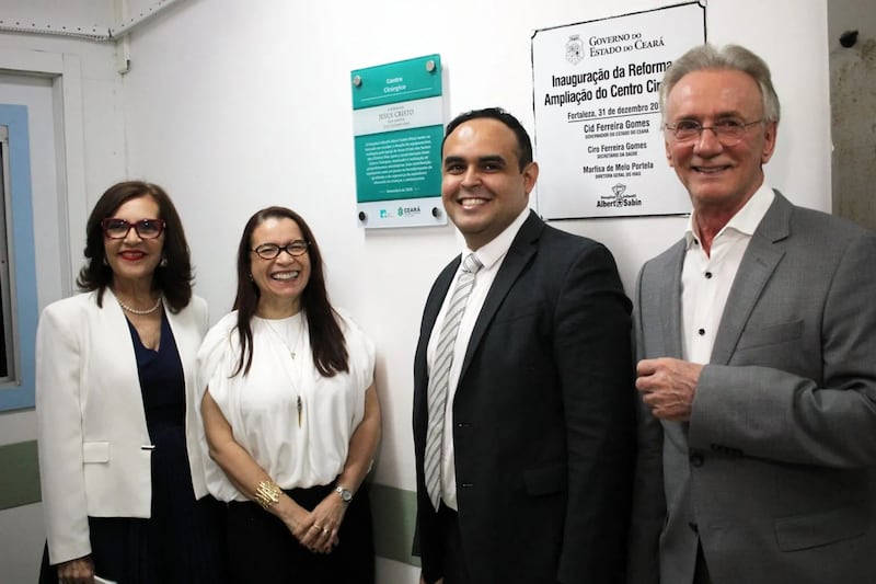 Alan Feitosa, de La Iglesia de Jesucristo de los Santos de los Últimos Días, al centro a la derecha, aparece en la foto con Tânia Coelho, secretaria de Salud del estado de Ceará, al centro a la izquierda, y otros representantes del campo médico en el Hospital Infantil Albert Sabin en Fortaleza, en el estado de Ceará, Brasil, el 20 de enero de 2026. La Iglesia donó equipos quirúrgicos y de diagnóstico al hospital.