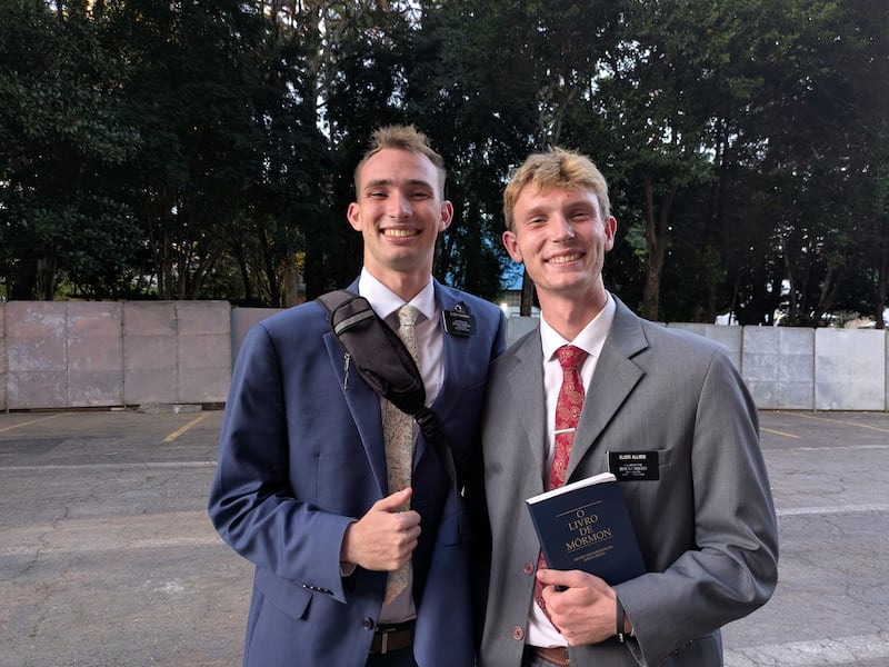 Dos misioneros sonríen para una foto después de la presentación del Coro y la Orquesta del Tabernáculo en la Manzana del Templo en el Ginásio do Ibirapuera, como parte de la gira "Canciones de esperanza" en São Paulo, Brasil, el domingo 1 de marzo de 2026.