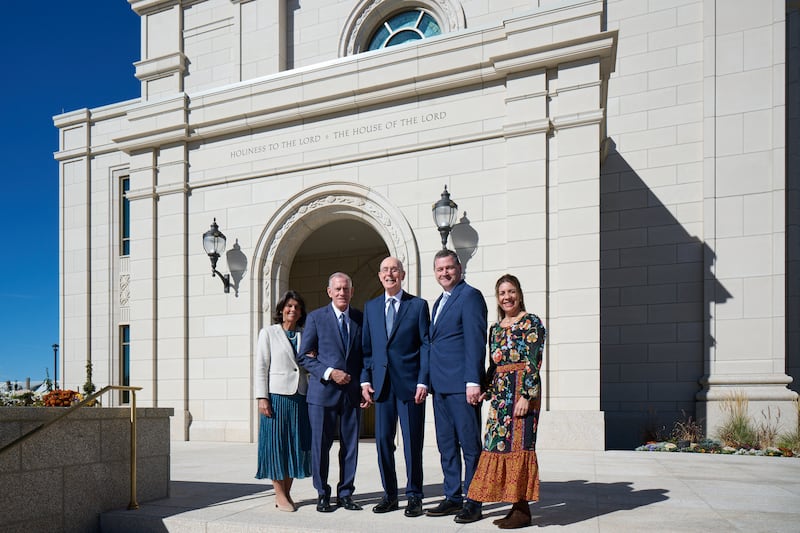 El presidente Henry B. Eyring está de pie frente al Templo de Montpelier, Idaho, entre los Setentas Autoridades Generales élder Steven R. Bangerter, a la izquierda, y élder Ricardo P. Giménez, a la derecha, y sus esposas, hermana Susan A. Bangerter y hermana Catherine Giménez, respectivamente.
