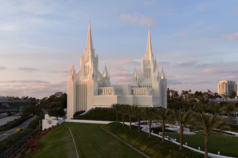 El Templo de San Diego, California, al anochecer.