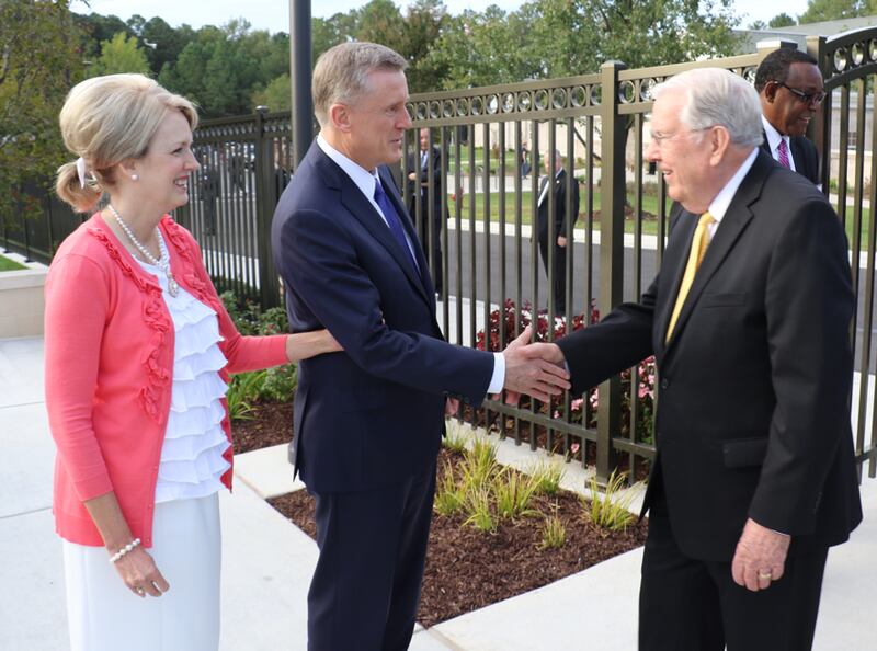 Élder Kevin R. Duncan y su esposa, hermana Nancy Duncan, dan la bienvenida al presidente M. Russell Ballard al Templo de Raleigh, Carolina del Norte el 13 de octubre de 2019.