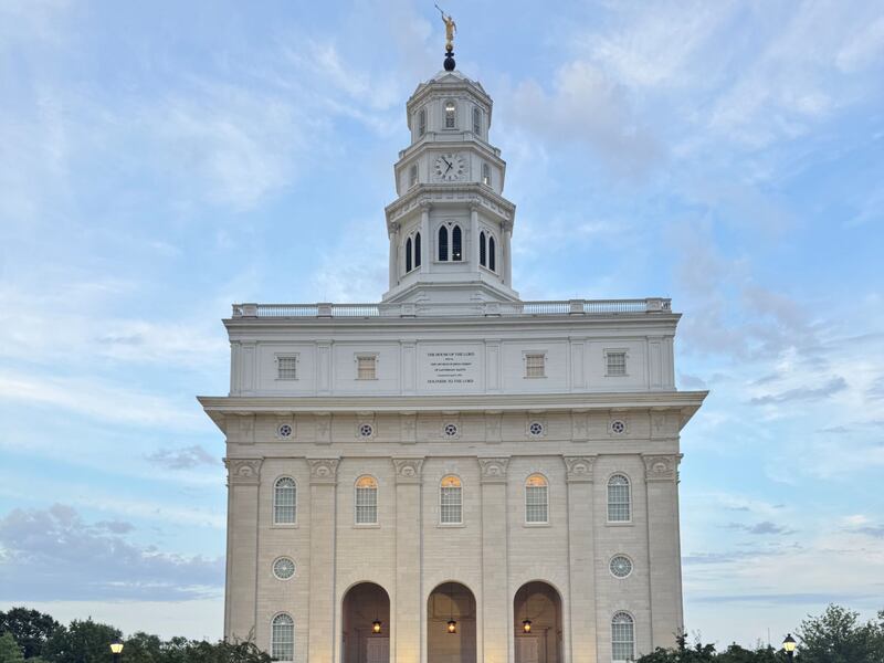 La hermana Amy A. Wright, primera consejera de la presidencia general de la Primaria, y su esposo, el hermano James Wright, están de pie frente al Templo de Nauvoo, Illinois, el 18 de septiembre de 2025, en Nauvoo, Illinois.