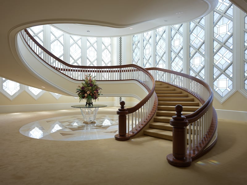 Una escalera dentro del Templo de San Diego, California.