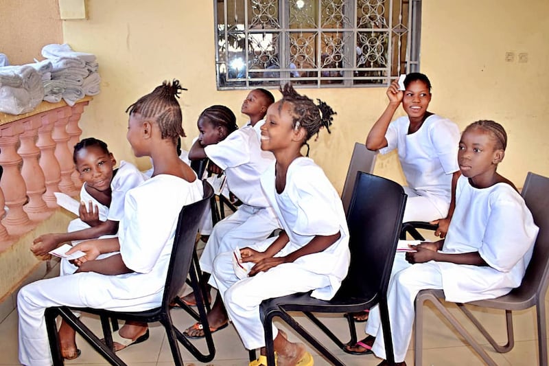 Jóvenes vestidos de blanco esperan su turno para ser bautizados en Bamako, Mali, el sábado 18 de abril de 2026.