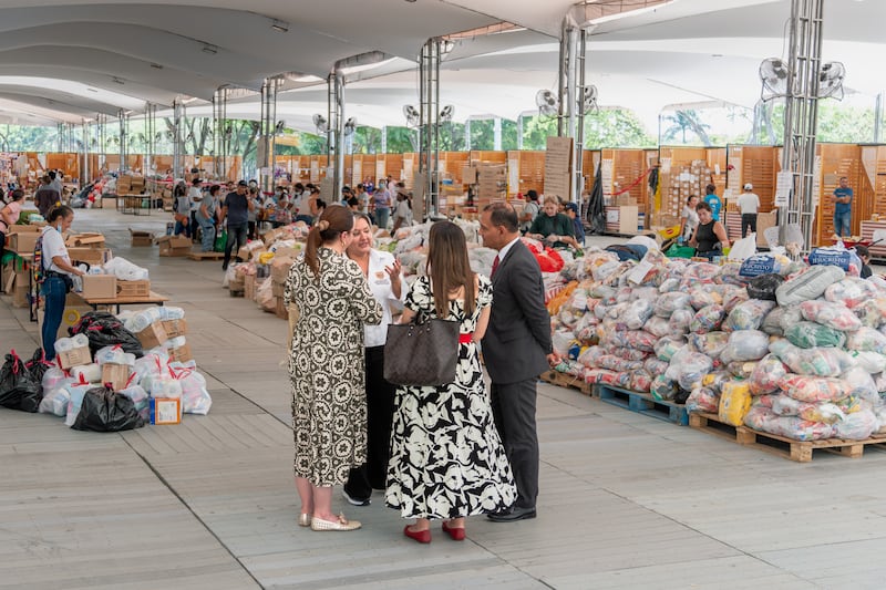 Los voluntarios ayudan a preparar 1 000 paquetes de alimentos para distribuir en varias áreas afectadas por un terremoto en Cali, Colombia, en agosto de 2026.