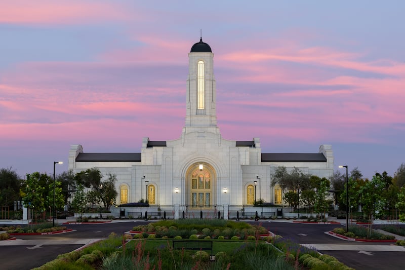 El Templo de Modesto, California al atardecer.