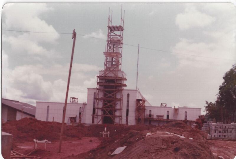 Una foto del Templo de São Paulo de La Iglesia de Jesucristo de los Santos de los Últimos Días durante la construcción en São Paulo, Brasil, entre 1976 y 1978.