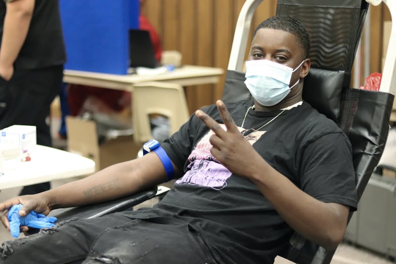 La donación de sangre en el centro de estaca de DeLand Florida durante la campaña de donación de sangre de #IluminaElMundo y OneBlood el sábado, 4 de diciembre de 2021.