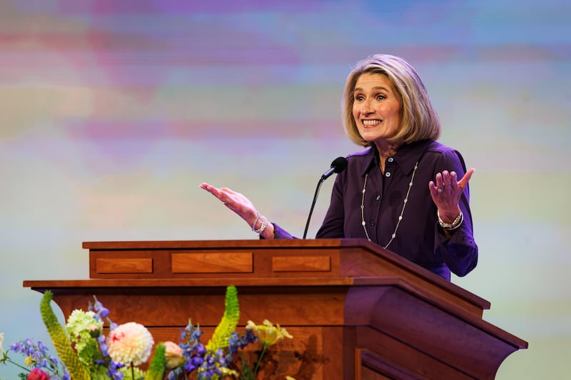 La presidenta Camille N. Johnson, presidenta general de la Sociedad de Socorro, habla durante su discurso principal como parte de la Conferencia de Mujeres de BYU que se llevó a cabo en el Marriott Center en Provo, Utah, el jueves 30 de abril de 2026.