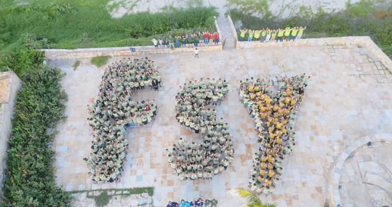 Jóvenes, consejeros y líderes forman las letras FSY en una conferencia Para la Fortaleza de la Juventud en Fortaleza, Brasil, el 17 de febrero de 2026.