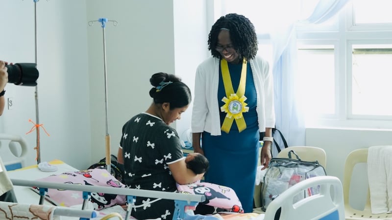 Presidenta Rosemary K. Chibota visita a madres y recién nacidos en el Hospital General de Naga en Naga, Filipinas, el 14 de septiembre de 2026.