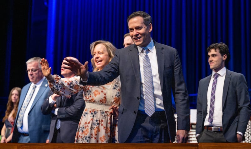 El élder B. Corey Cuvelier, Autoridad General Setenta, y su esposa, la hermana Wendi S. Cuvelier, saludan a los estudiantes después de un devocional en el I-Center en Rexburg, Idaho, el martes, 19 de mayo de 2026.