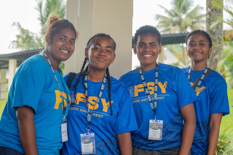 Jóvenes mujeres se reúnen para una conferencia Para la Fortaleza de la Juventud en Fiyi en diciembre de 2025.