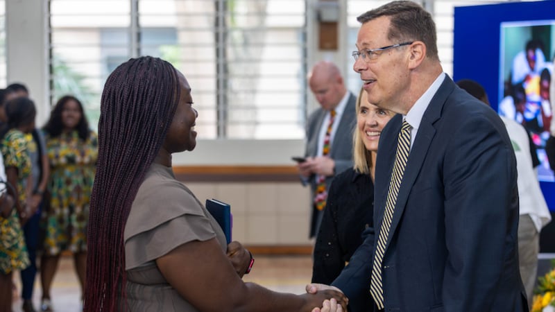 El élder Clark G. Gilbert del Cuórum de los Doce Apóstoles, a la derecha, y su esposa, la hermana Christine Gilbert, detrás de él, saludan a los estudiantes de BYU-Pathway después de una devocional en Accra, Ghana, el viernes 28 de agosto de 2026.