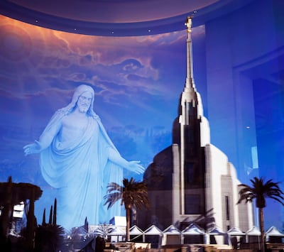 El Templo de Roma, Italia se refleja en la ventana del Centro de Visitantes del Templo de Roma de La Iglesia de Jesucristo de los Santos de los Últimos Días el lunes, 14 de enero de 2019.