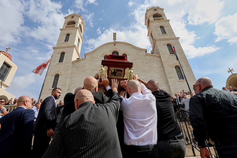 Los deudos llevan el ataúd del Dr. Mohammad al-Qsous, quien fue asesinado en el ataque a tiros del viernes en una iglesia en la aldea de Hamoud en el gobierno de Karak de Jordania, durante su servicio fúnebre en la Iglesia de la Presentación del Señor en el Templo en Ammán, Jordania, lunes, 26 de octubre de 2026.