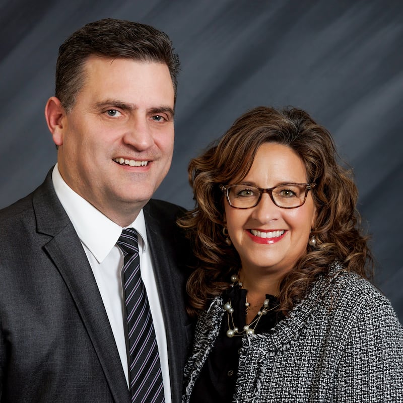 Scott W. Wallentine y Karla R. Wallentine, quienes servirán como presidente y compañera de la nueva Misión Oklahoma Tulsa a partir de julio de 2026.