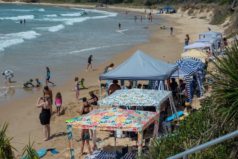 Participantes del Coffs Soul Surfest juegan en la playa cerca de Coffs Harbour, Australia, durante la competición de surf de 3 días enfocada en la fe, del 26 al 29 de septiembre de 2025.