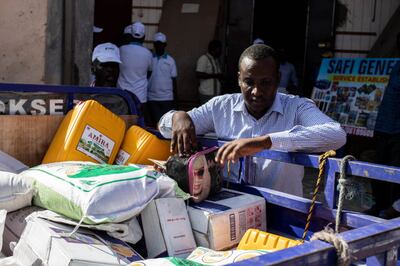 Los trabajadores del supermercado de Saafi cargan pedidos recibidos a través de la aplicación de compra electrónica del PMA para enviarlos a los beneficiarios, en Mogadiscio, Somalia, el 2 de abril de 2020. El PMA de Somalia trabaja con sus socios para brindar alimento y nutrición a las poblaciones vulnerables.