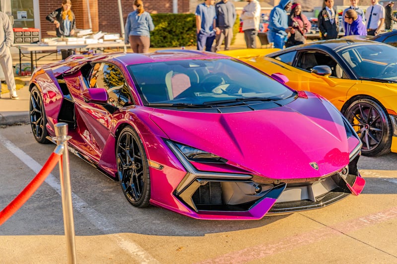 Los automóviles están en exhibición en el estacionamiento de un centro de reuniones de La Iglesia de Jesucristo de los Santos de los Últimos Días en Plano, Texas, para un evento de "Automóviles y Cristo" la mañana del sábado 7 de febrero de 2026.